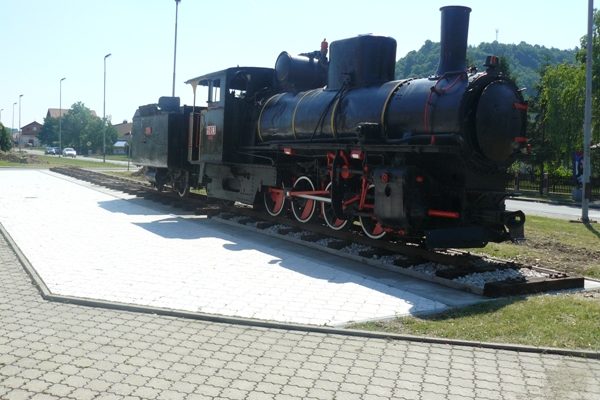 >Na platou pored zgrade Doma kulture u Ugljeviku postavljen je eksponat parne lokomotive  „Ćiro“ sa pratećim vagonom. 